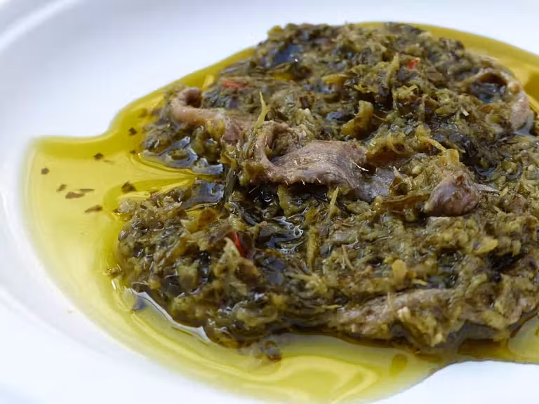 La tradicional salsa bagnacauda mezcla anchoas y ajo e invita a mojar un poco de pan