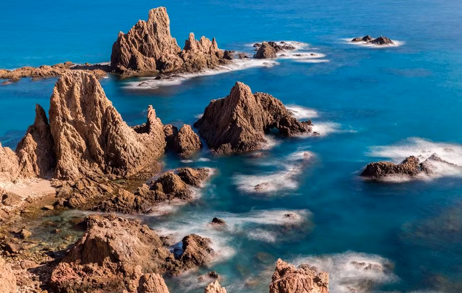 El arrecife de las Sirenas es uno de los paisajes que se pueden contemplar desde el faro de Cabo de Gata.