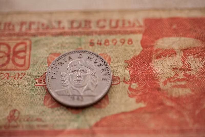 Pesos cubanos.