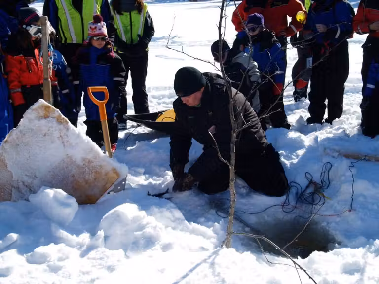 pesca en el hielo en la Laponia finlandesa