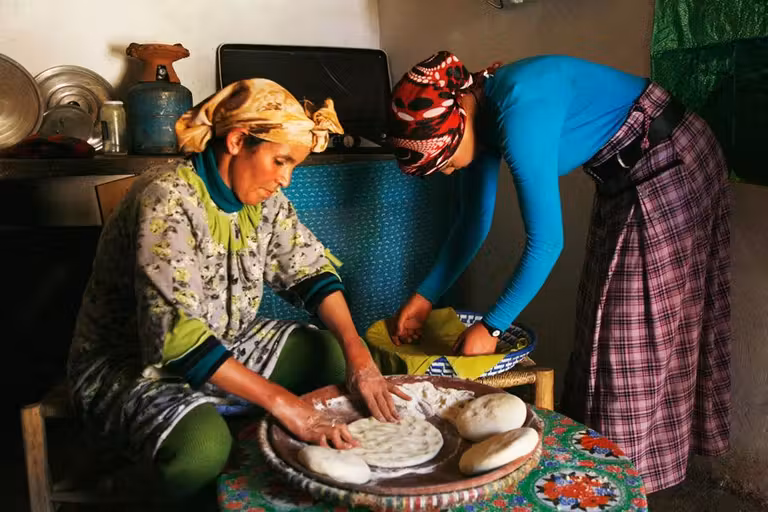 mujeres bereber preparando pan