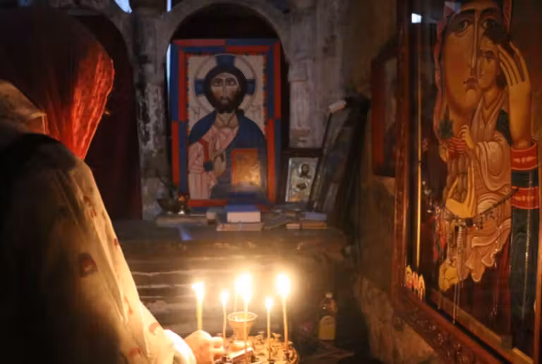 templo en trekking a Ushguli