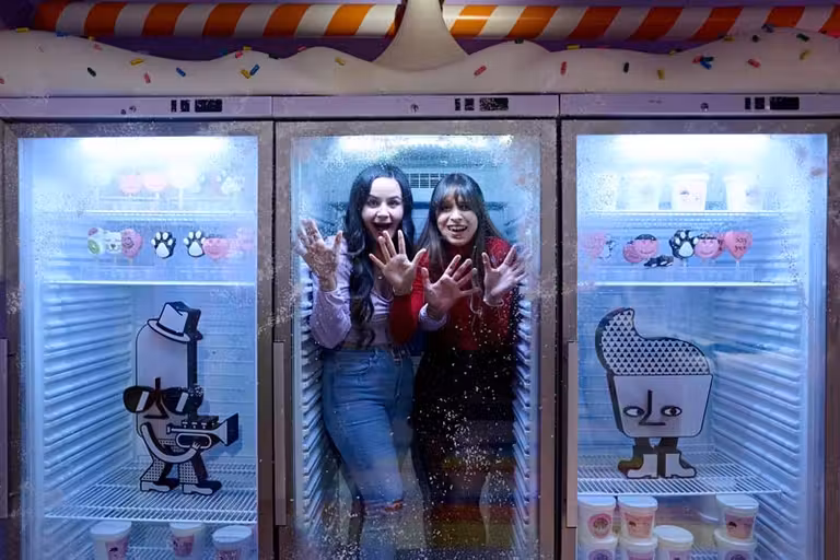 adolescentes en una nevera de Sweet Space