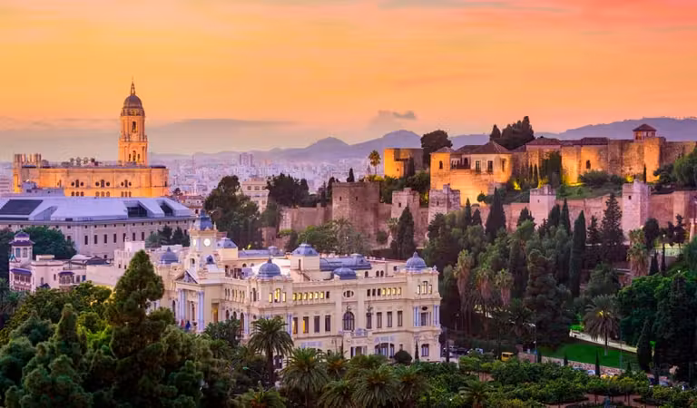 Panorámica de Málaga con la catedral y la alcazaba.