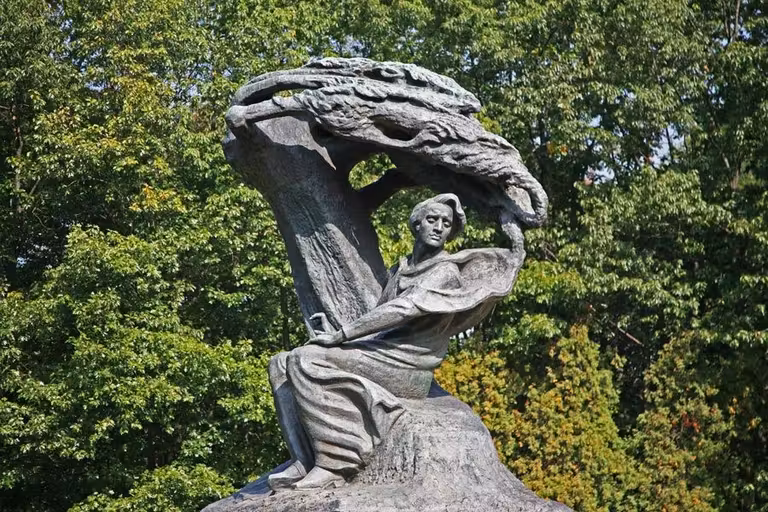 escultura de chopin en Varsovia