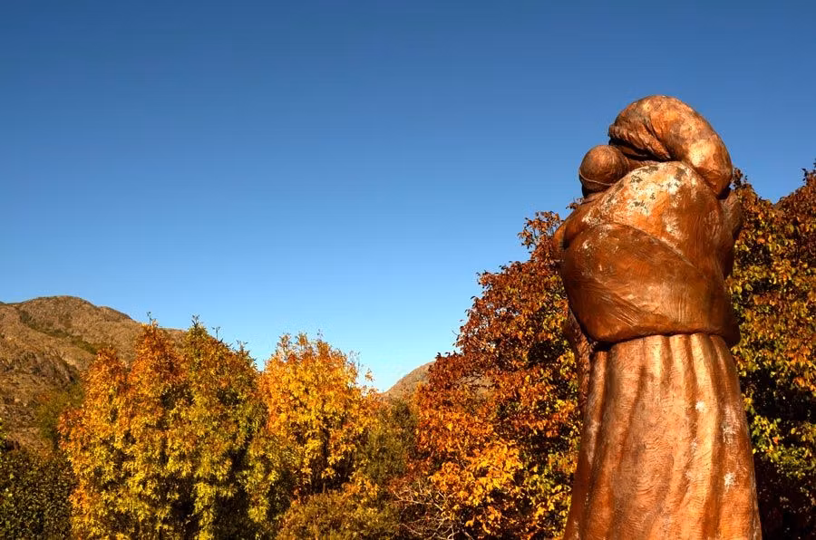 Escultura de Ricardo Flecha en recuerdo a las víctimas de la tragedia de Ribadelago.