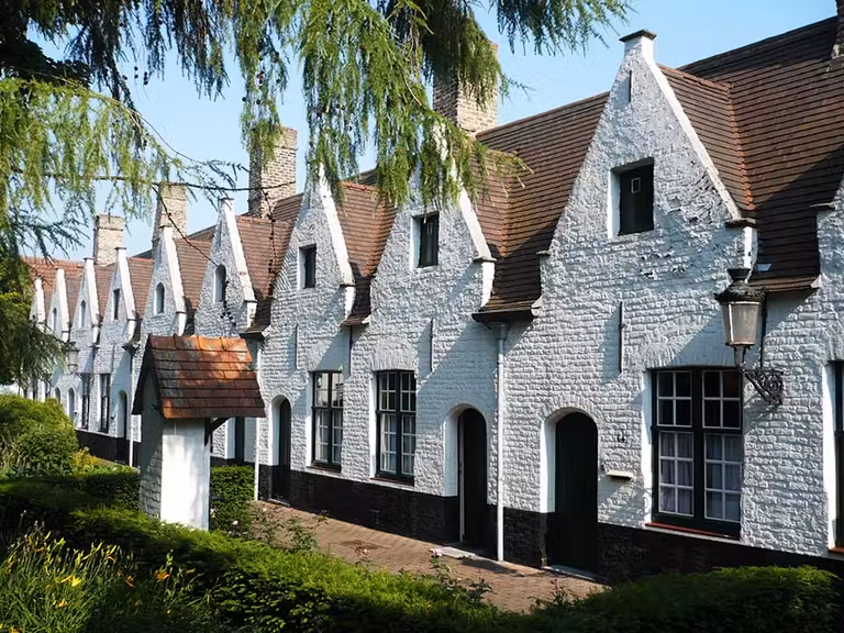 Viaje de mujeres a brujas, que ver en brujas, mujeres de flandes belgica, casa caridad
