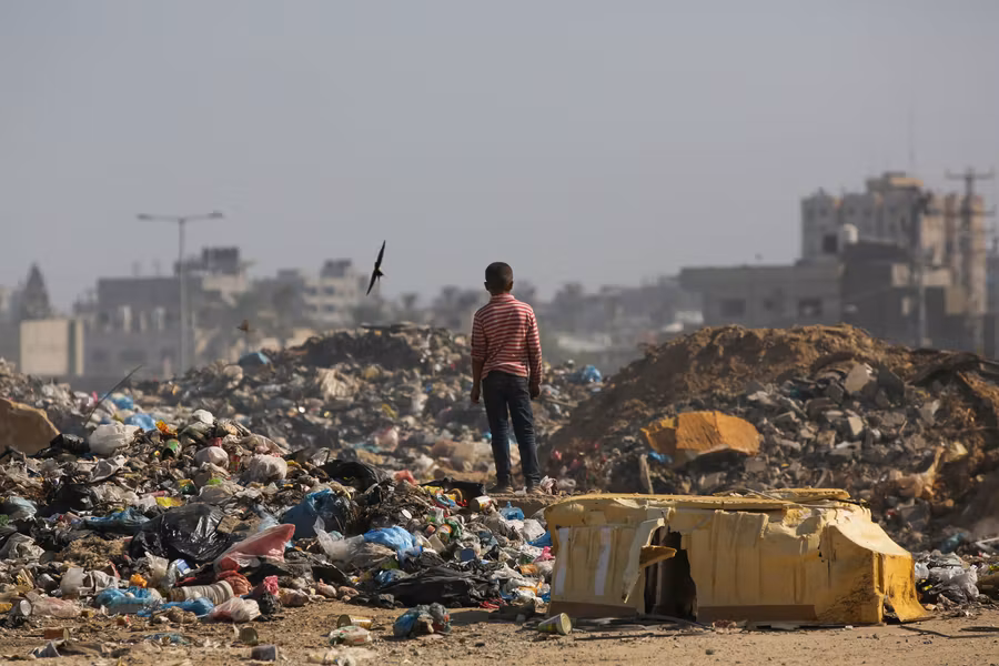 UNRWA gestiona la recogida de residuos para frenar la propagación de enfermedades en medio del hacinamiento, el calor y la escasez de suministros médicos, junio de 2024.