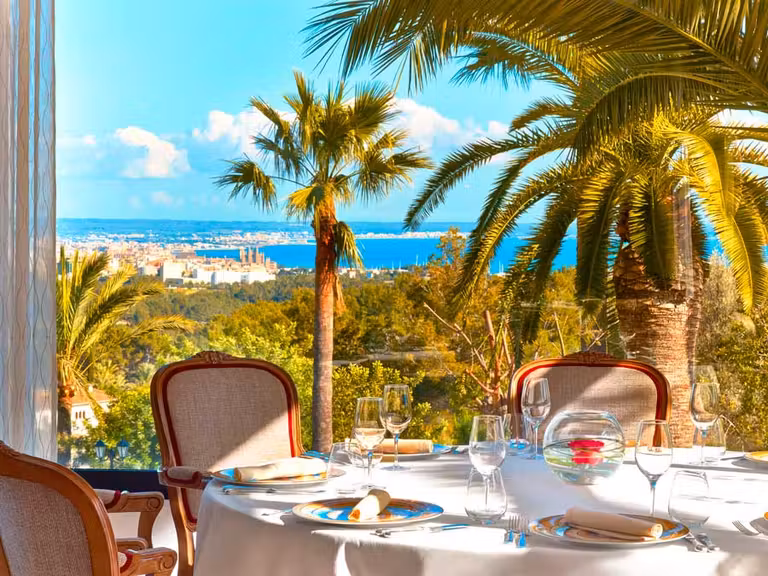 mesa con vistas a la bahía de Palma