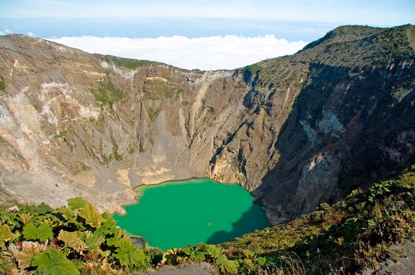 Cráter con lago del volcán Irazu