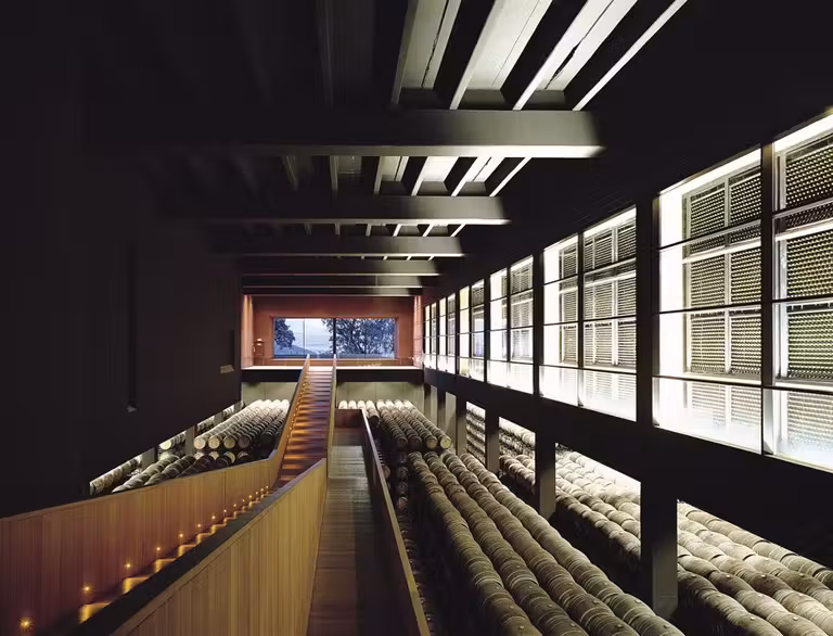 Sala de barricas de Bodegas Campo Viejo