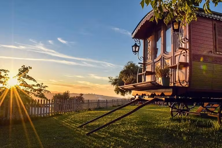 Además de habitaciones, Cortijo Bablou cuenta con una caravana gitana.