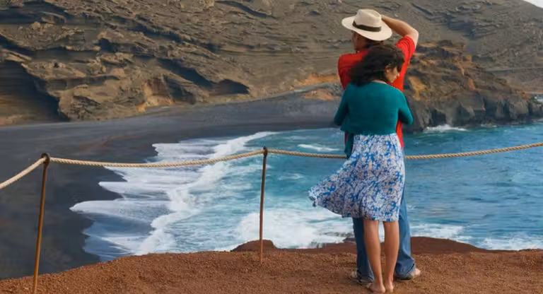 Escena de ‘Los abrazos rotos’ en la playa del Golfo (Lanzarote).