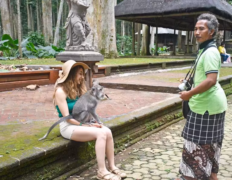 chica con un mono en Sangeh