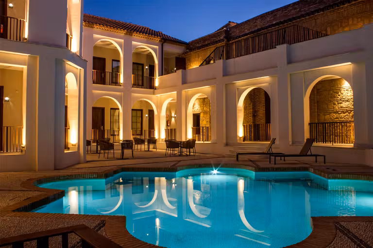 Piscina del hotel, ubicada en uno de sus patios interiores.