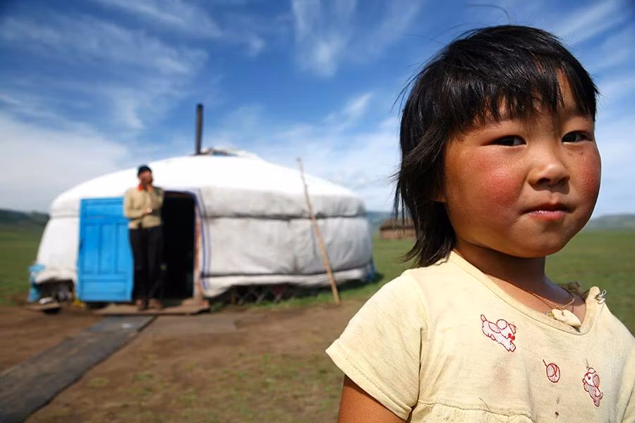 Niña frente a una tienda nómada en Mongolia