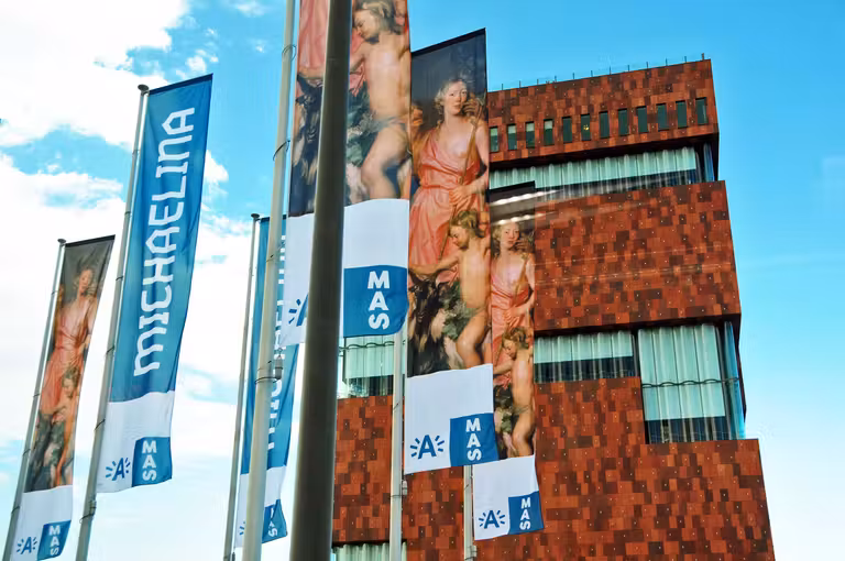 Banderolas a la entrada del MAS (Amberes, Bélgica).