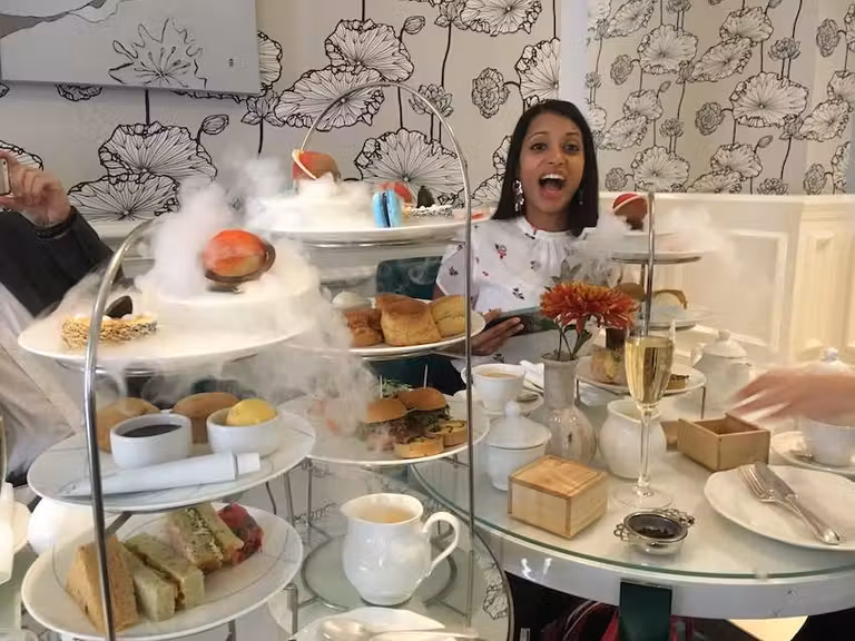 Afternoon tea en el hotel Ampersand.