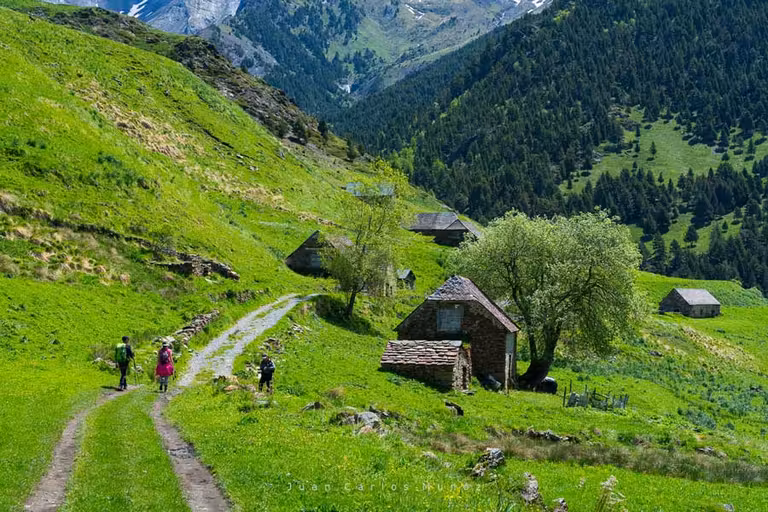 Personas caminando junto al refugio de Viados, en el valle de Chistau