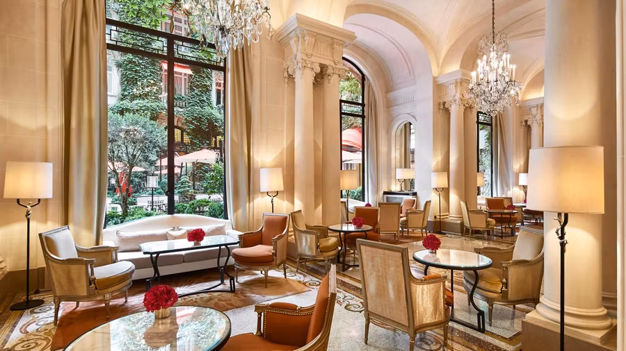hotel lujo paris, hotel plaza athenee paris, mujeres viajan a paris