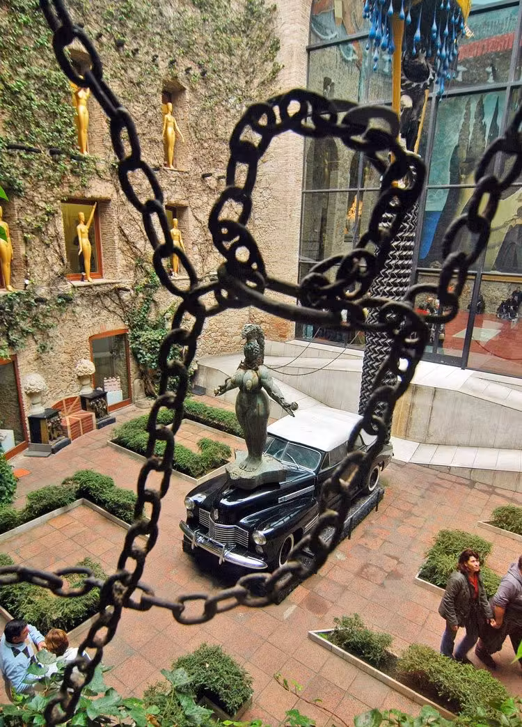 El taxi lluvioso y la reina Ester museo dali figueres