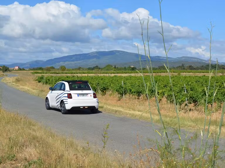Fiat 500 eléctrico recorriendo las carreteras de Gruissan.