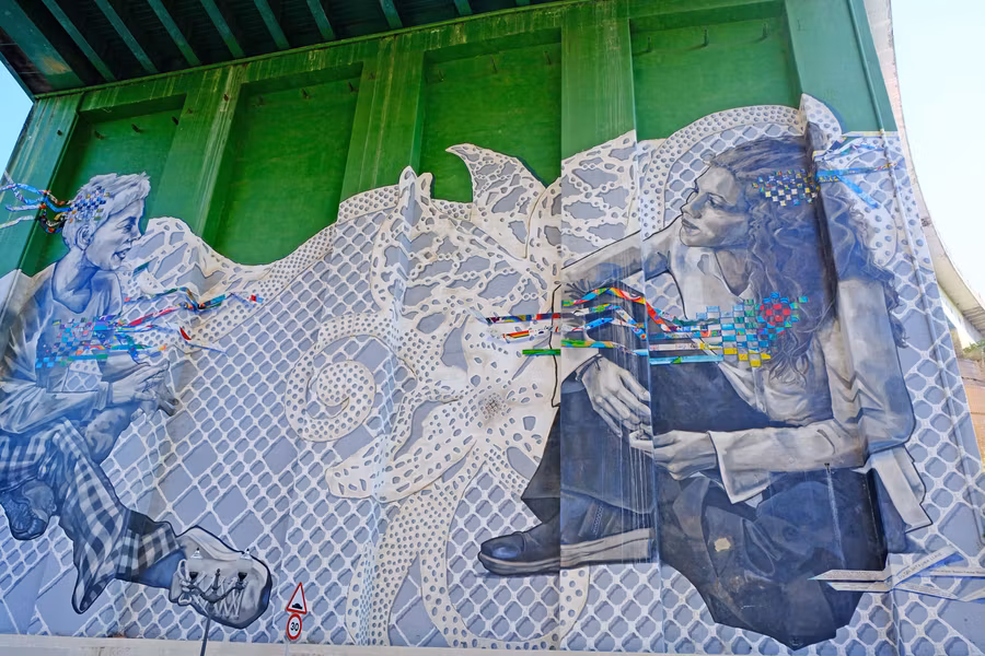 Arte urbano bajo el puente de la Salve.