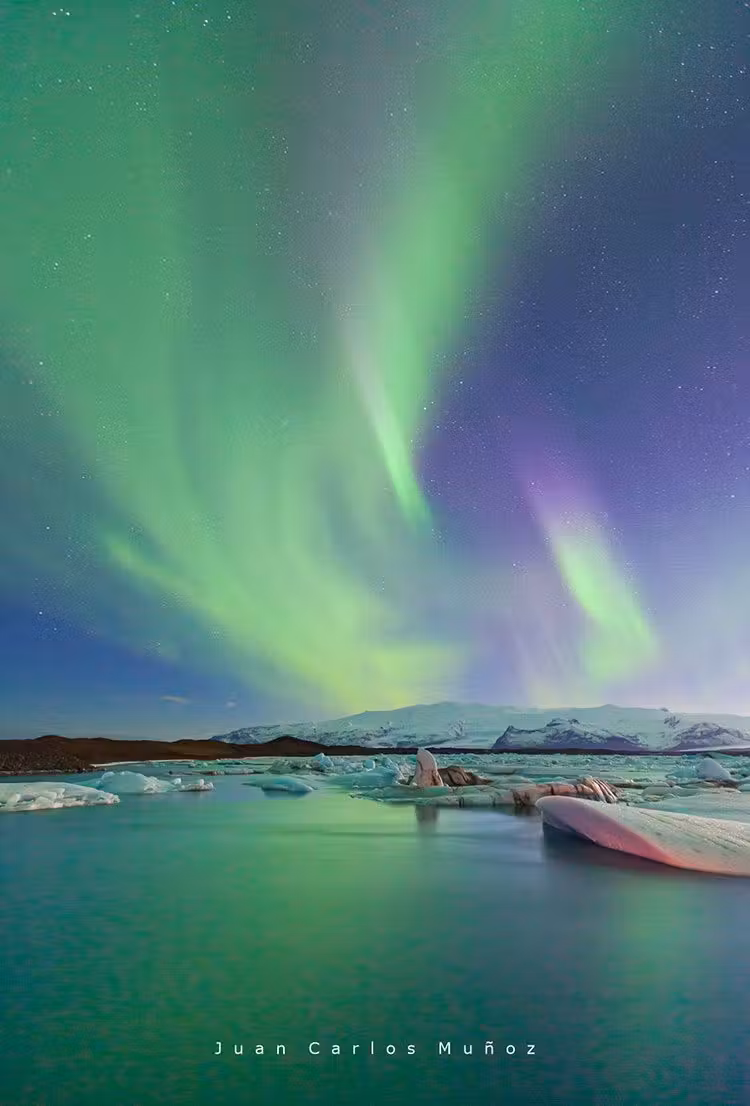 Aurora boreal sobre el lago Jokulsarlon (Islandia).