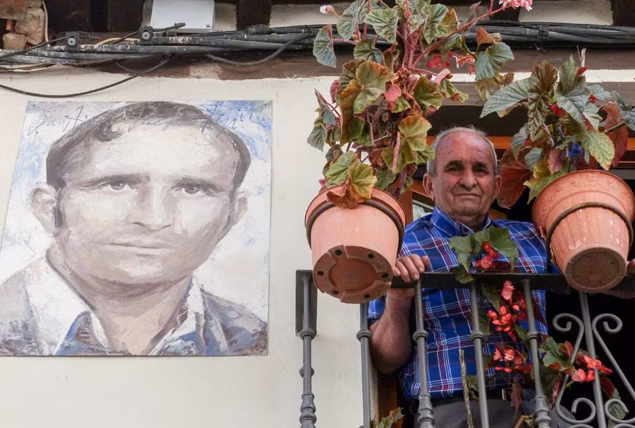 Santiago Pacho, vecino de Mogarraz, posa junto a su retrato.