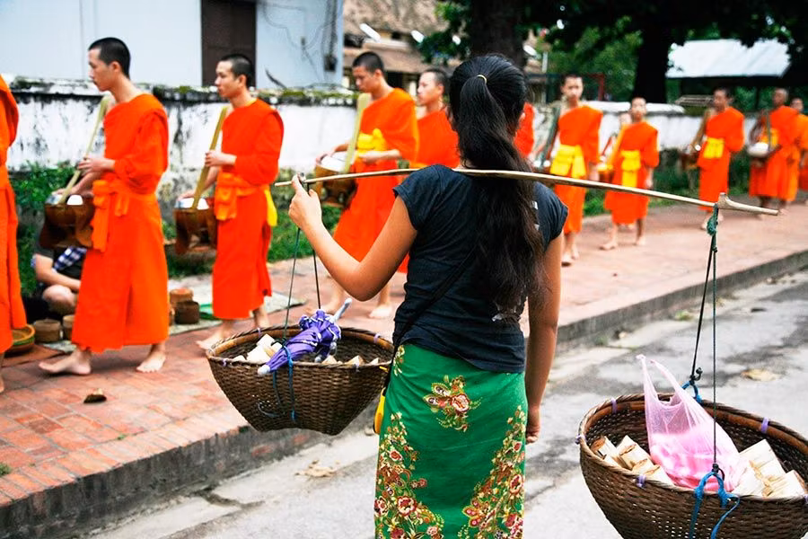 En la ceremonia diaria del Binthabat, en Laos, se ofrece alimento a los monjes.