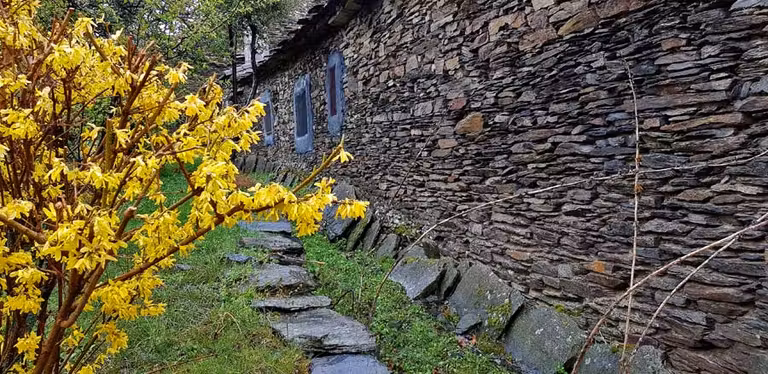 Majaelrayo, pueblos negros de Guadalajara, escapadas por España