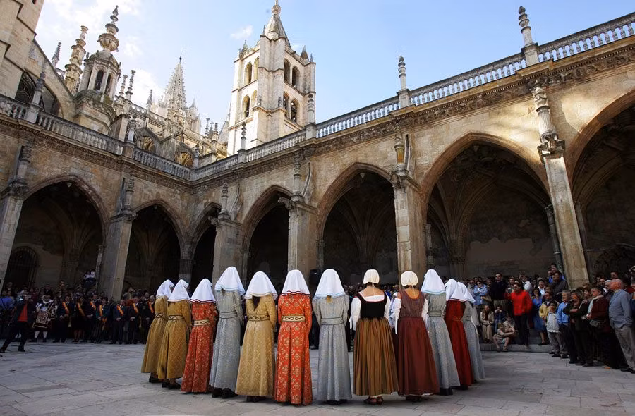 las cantaderas en claustro catedral leon