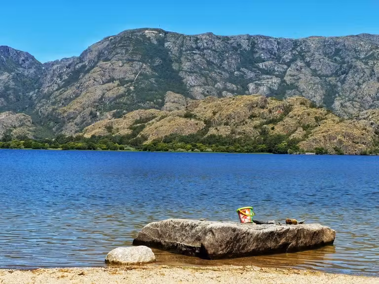 Perspectiva del lago de Sanabria desde la playa de Los Enanos.
