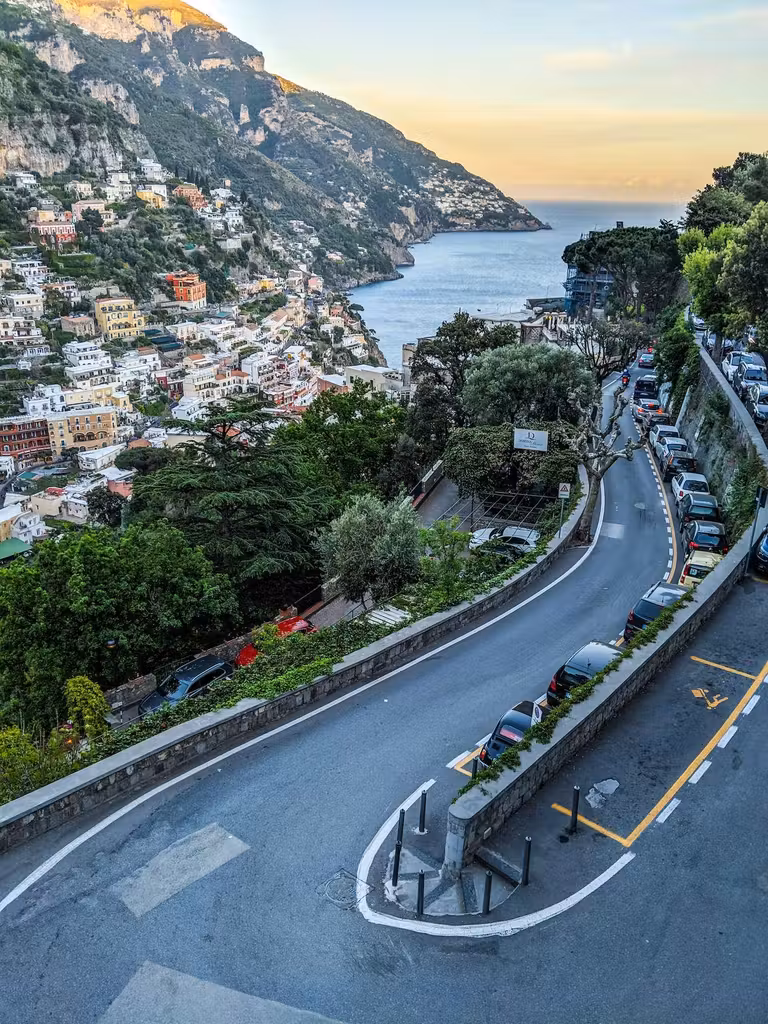 Carretera de la Costa Amalfitana a su paso por Positano