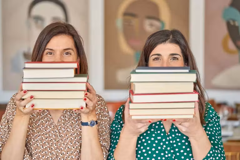 Patricia Osuna e Isabel Vilches posan con libros