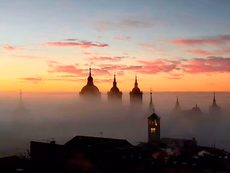 monasterio de El Escorial con niebla