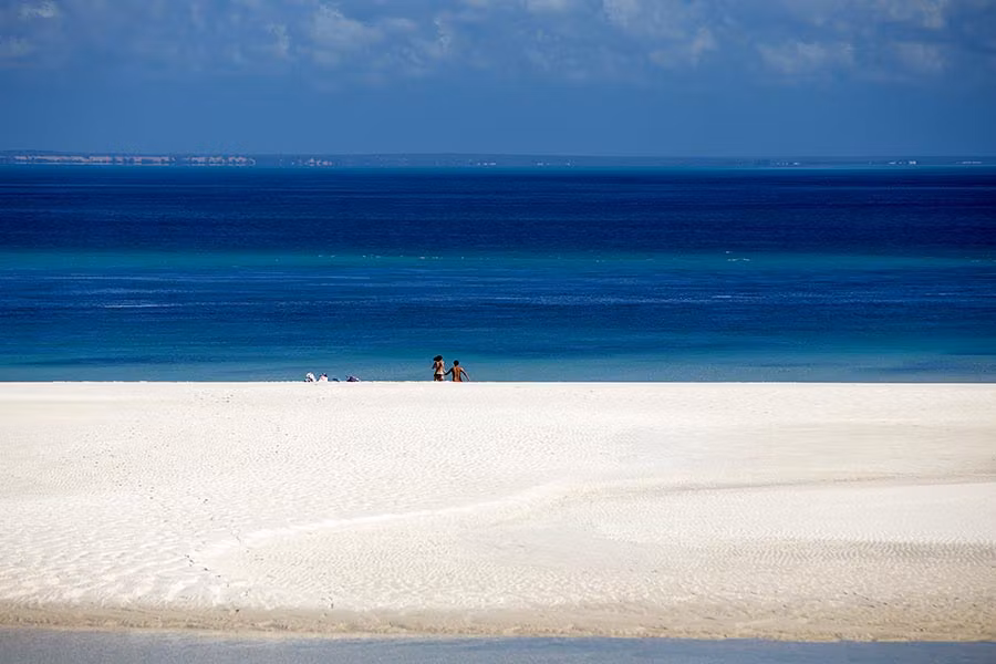 La blancura de la arena llega a cegarte a mediodía.