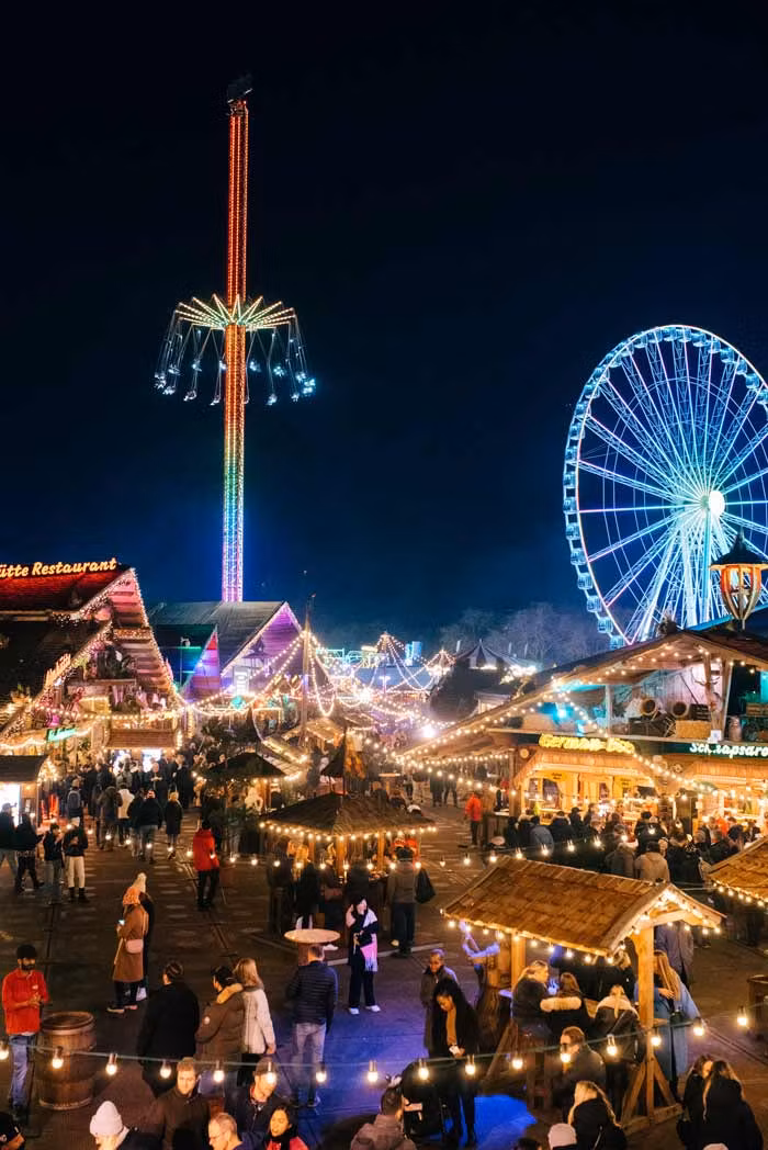 Puestos y noria gigante de © Winter Wonderland.