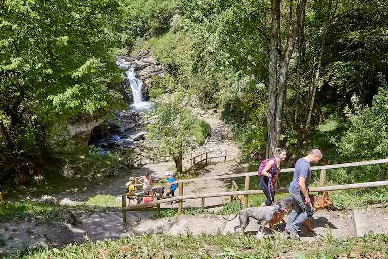 Cascada de Ixkier, en el Camino Natural Vía Verde del Plazaola