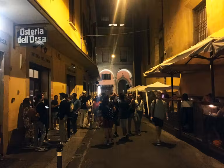 Ambiente calle Osteria dell Orsa en bolonia