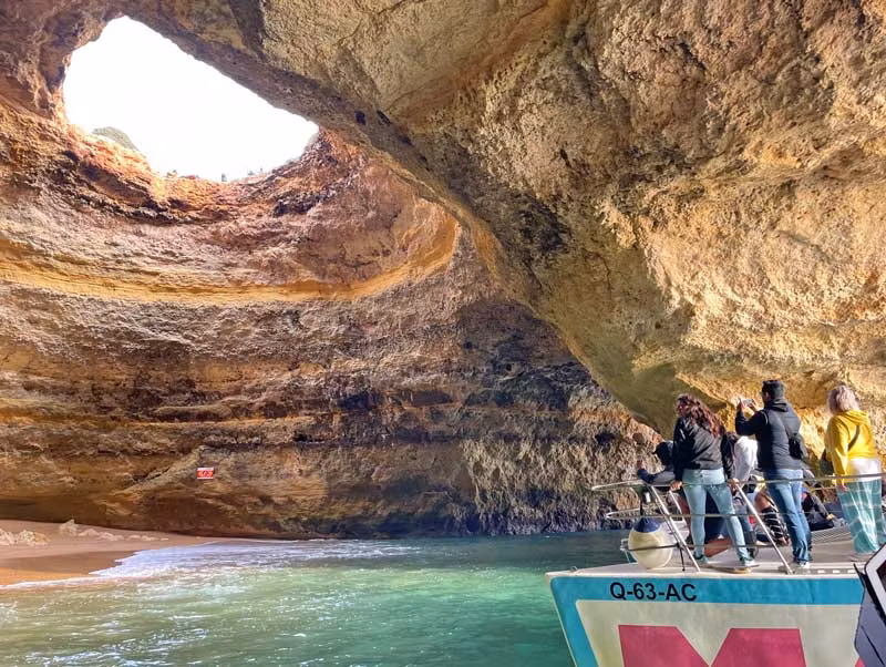 barco entrando a las cuevas de Benagil