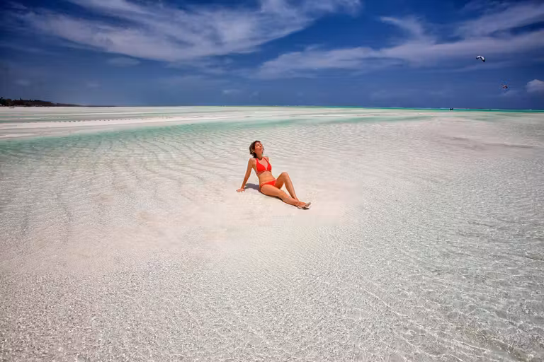 Las playas (esta se encuentra en el pueblo de Paje) son uno de los principales atractivos de Zanzíbar.
