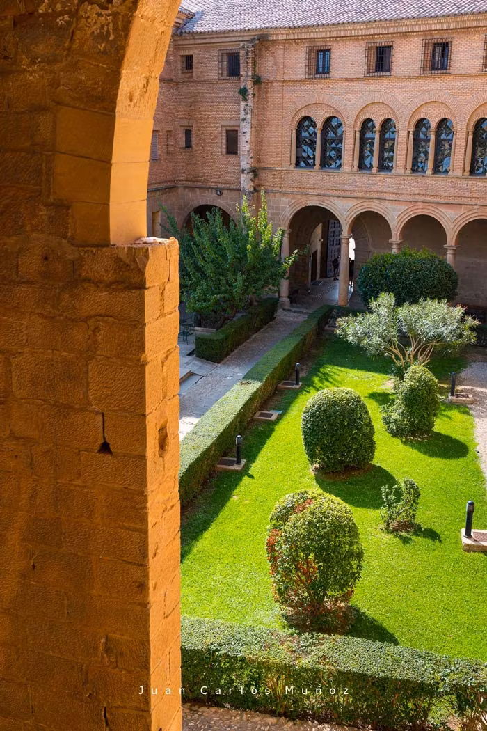 Patio de armas del castillo de Calatravos, en Alcañiz.