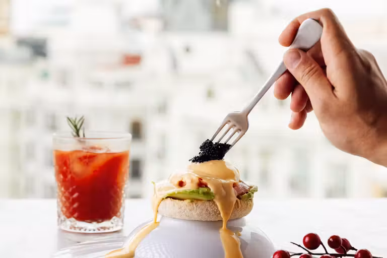 Huevos benedictinos con salmón ahumado y aguacate, del brunch navideño.