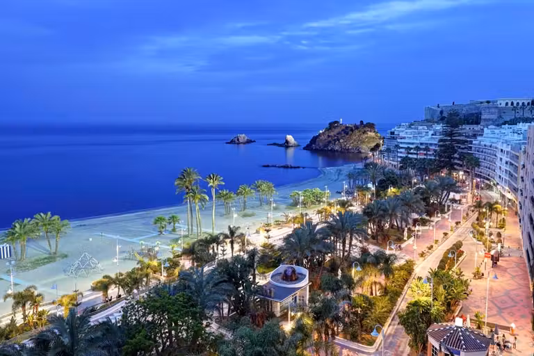 Panorámica al atardecer de Almuñécar, en Granada