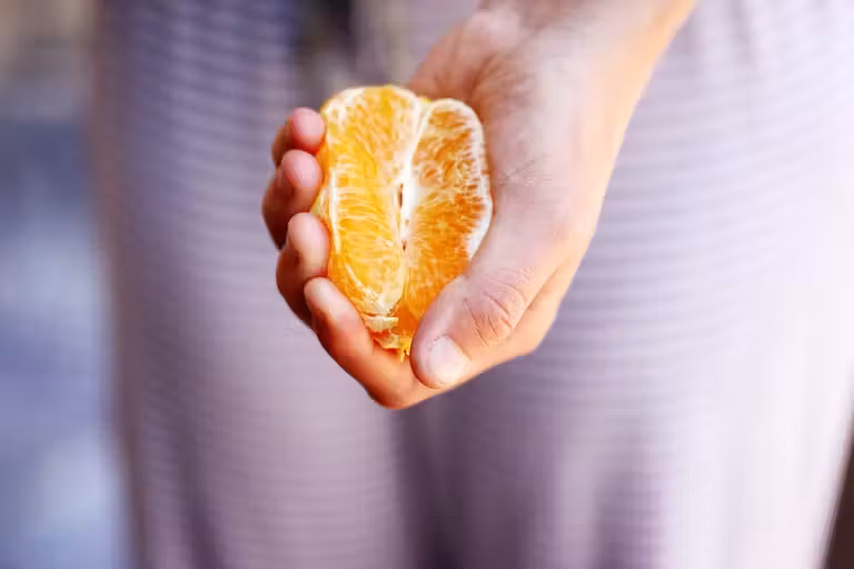 Una naranja con forma de vagina para explicar la salud vaginal