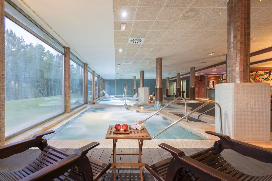 El spa del hotel Barceló Monasterio de Boltaña está casi integrado en la naturaleza.