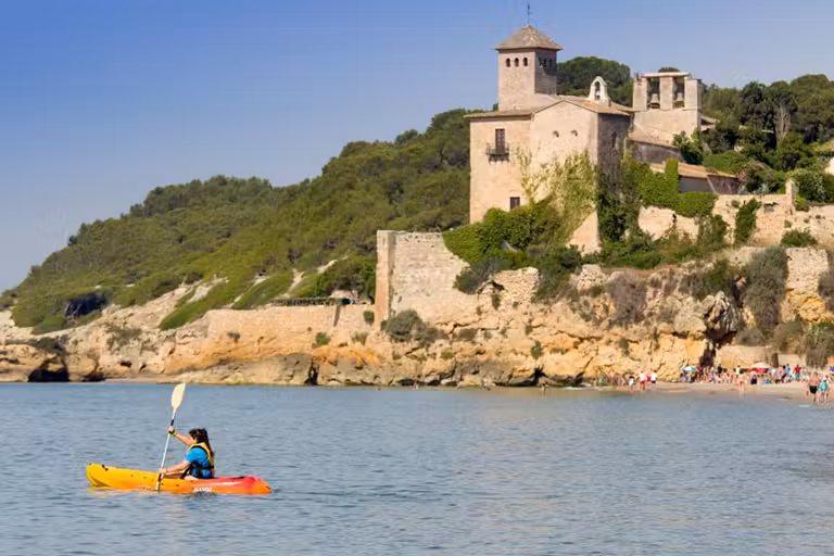Castillo de Tamarit visto desde el mar.