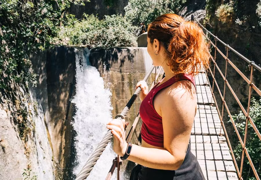 mujer en puente colgante en Sierra Nevada