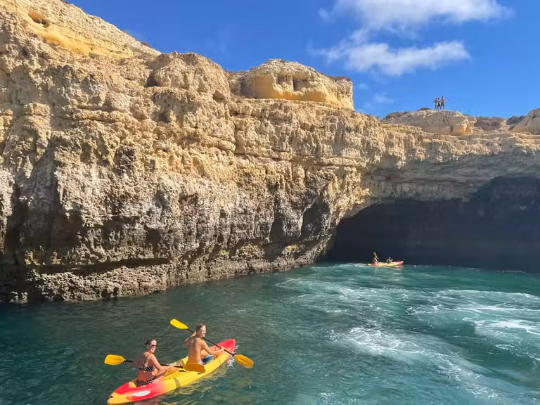 Kayak en las cuevas de Benagil.